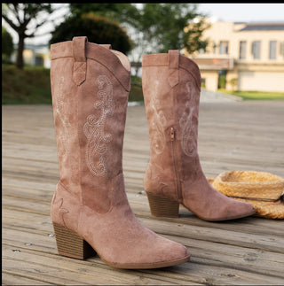 Botas estilosas com bordados