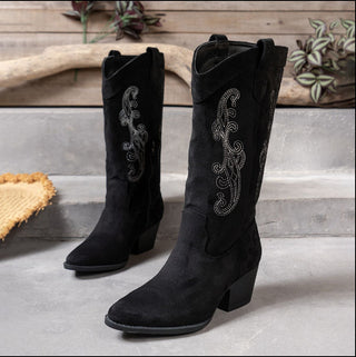 Botas estilosas com bordados