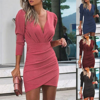 Vestido curto e elegante com leve brilho 