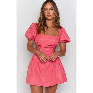 Vestido curto cheio de recortes e mangas bufantes estilosas para o verão