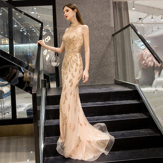 Vestido longo de festa modelo sereia com brilhos e pedrarias