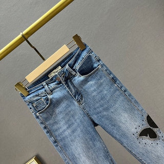 Calça Jeans skinny com bordado e borboletas