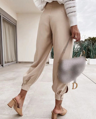 Calça moderna jogging com pregas e bolsos