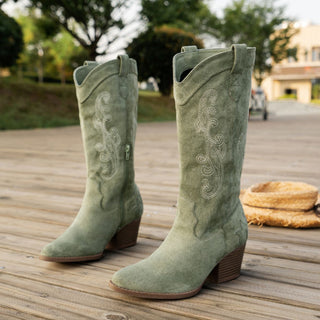 Botas estilosas com bordados