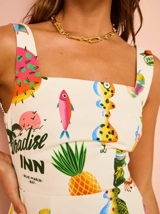 Vestido lindo com estampa de verão e amarração nas costas com costura de colete sem mangas