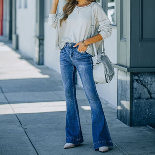 Calça Jeans boca de sino com detalhe na barra